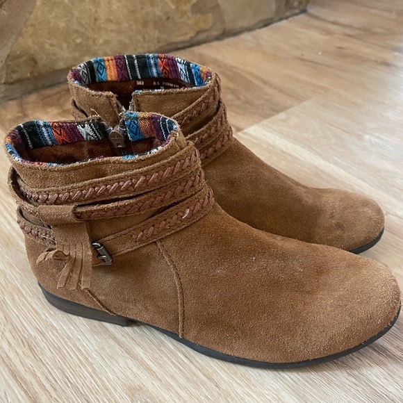 Shoes Womens Dixon Camel Suede Bootie Size 85